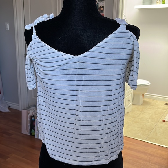 Striped shoulder tie shirt - Picture 3 of 4